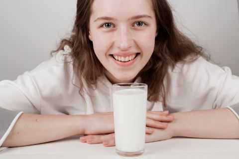 شیر بادام برای افزایش قد خوب است یا شیر گاو؟ بهترین را بشناسید!