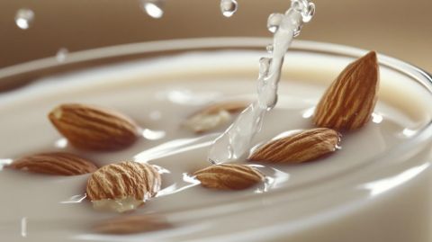 9 خواص شیر بادام برای تقویت اعصاب و عملکرد مغز