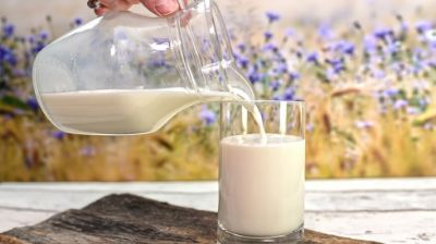 10 خواص شیر بادام برای زانو درد و آرتروز زانو