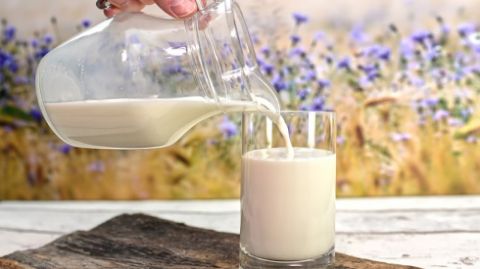10 خواص شیر بادام برای زانو درد و آرتروز زانو