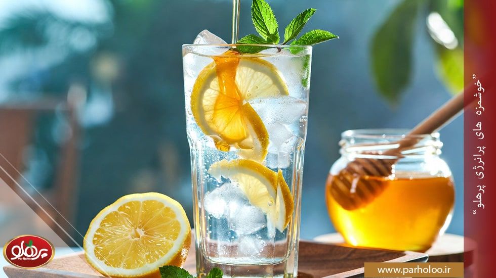 نوشیدنی خنک‌کننده تابستانی با ترکیب عسل کنار طبیعی، آبلیمو تازه و آب سرد برای کاهش حرارت بدن و گرمازدگی | پرهلو